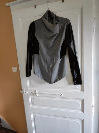 Très belle veste avec manches simili cuir