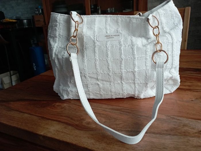 Sac à main en toile blanche