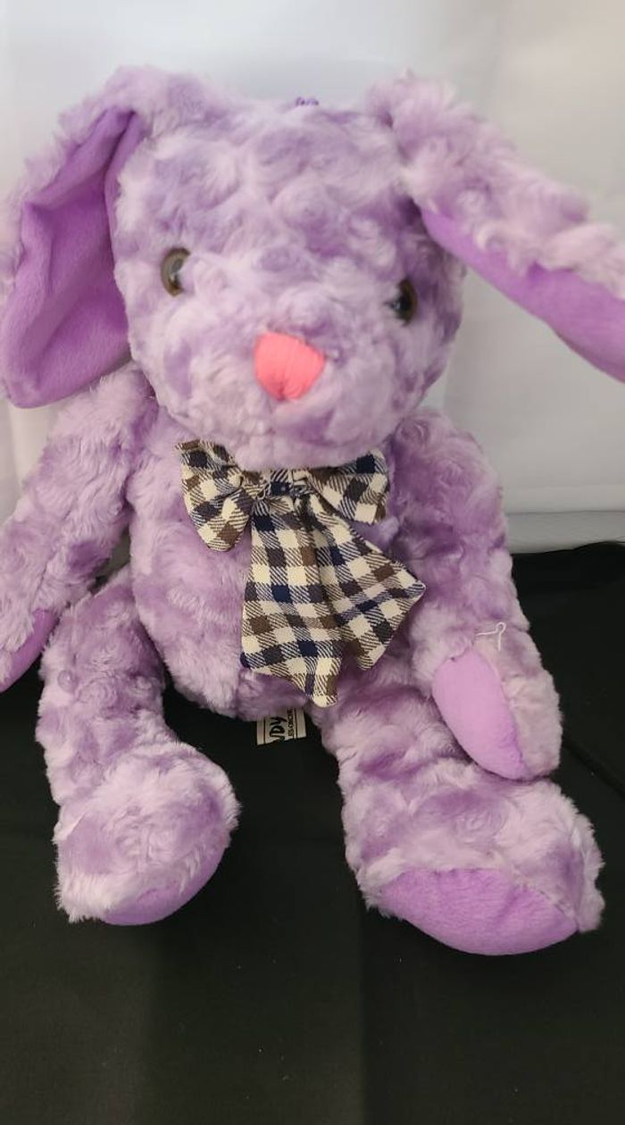 Lapin en peluche violet avec nœud - photo numéro 3