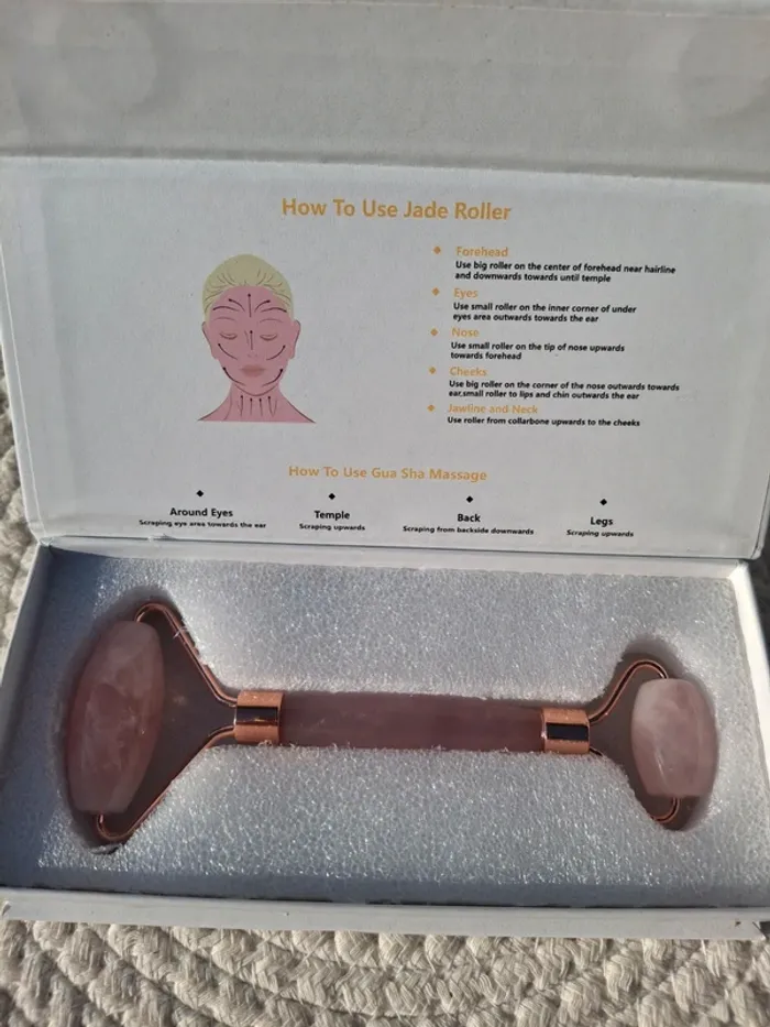 Roller de Massage en Quartz Rose – Neuf & Élégant