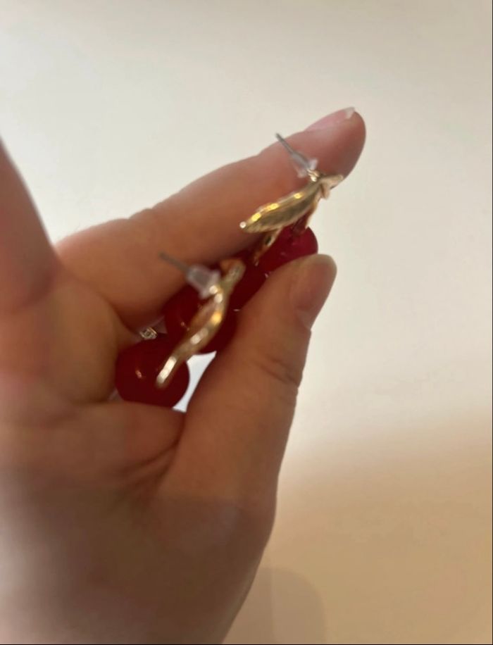 Boucles d’oreilles NEUVES forme de cerises couleurs doré et rouge - photo numéro 5
