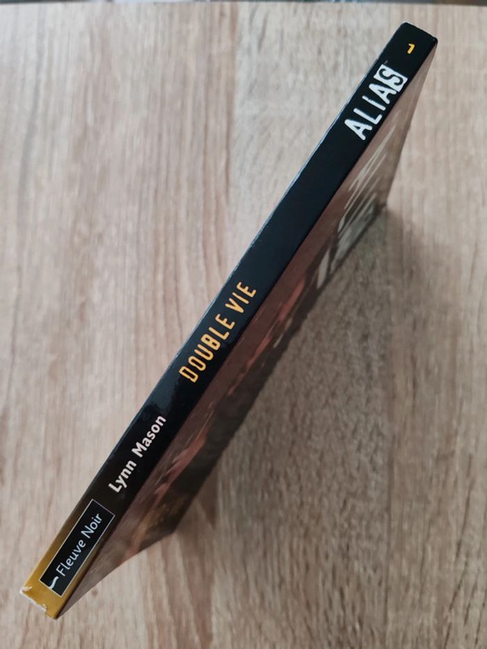 Linn Mason 🌸 Alias Double vie - photo numéro 3