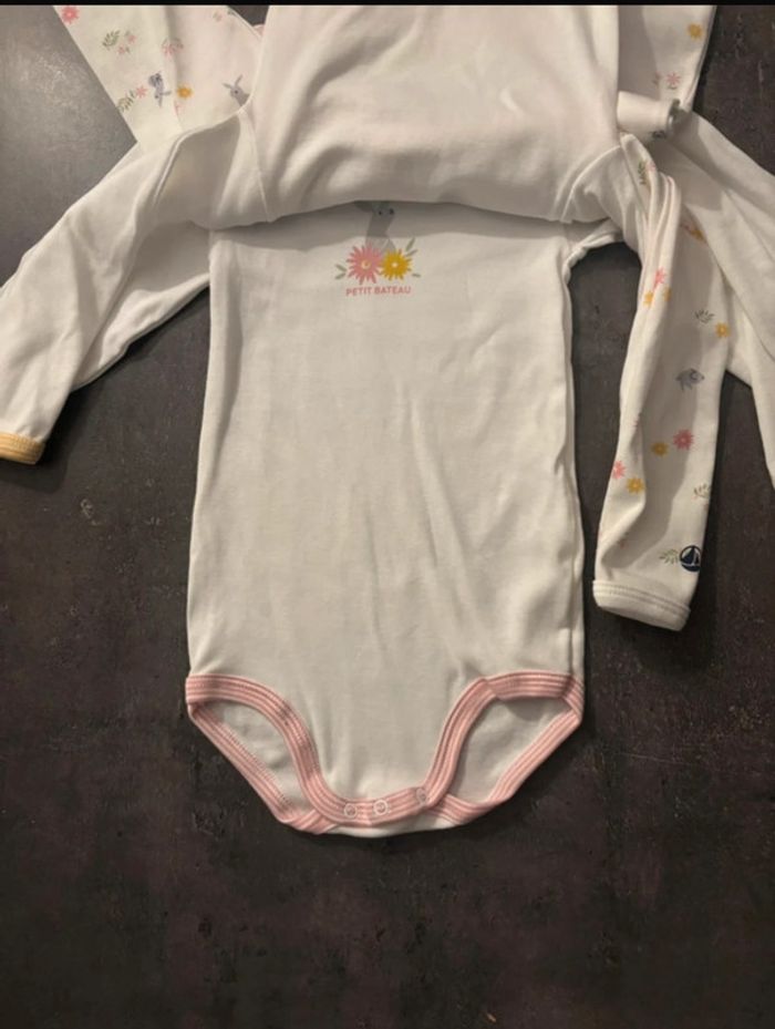Lot de 3 bodies ,fille ,petit bateau(18 mois) - photo numéro 3