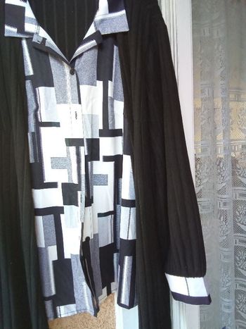 Chemise avec gilet intégré noir. Aisselles à aisselles 60 cm longueur 76 cm