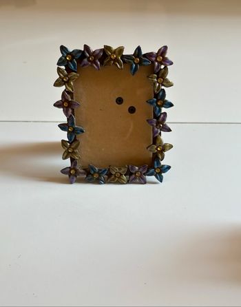 Petit cadre à photo à fleurs violet, bleu et vert en métal vintage