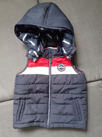 Blouson sans manche avec capuche 9 mois