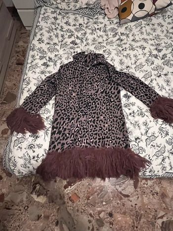 Vestito midi,maniche e orlo con piume