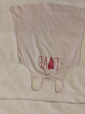 Petit haut à bretelles pour fille âge 5 ans marque Vertbaudet avoir motif love