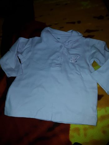 Polo manches longues. 1 an.