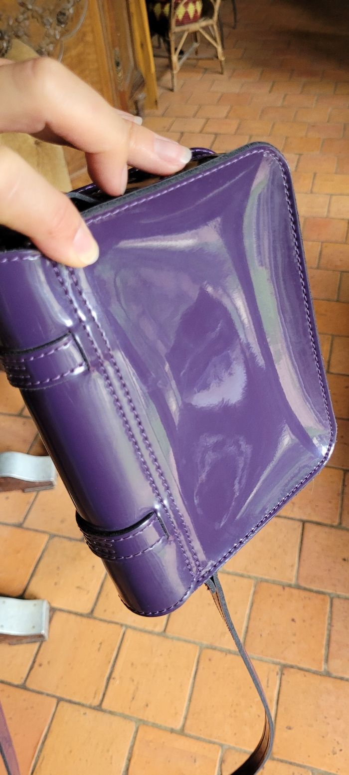 Petit sac sacoche Dr Martens cuir vernis violet - photo numéro 4