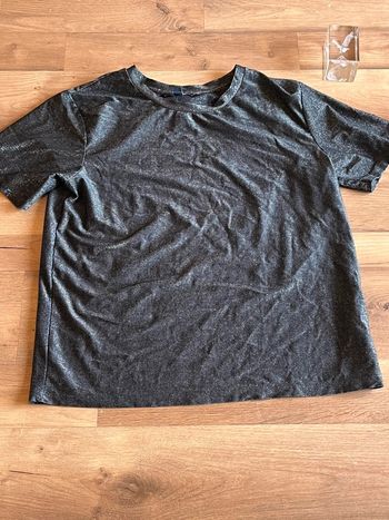 Je vend un tee shirt femme 34-36 S tres bon etat