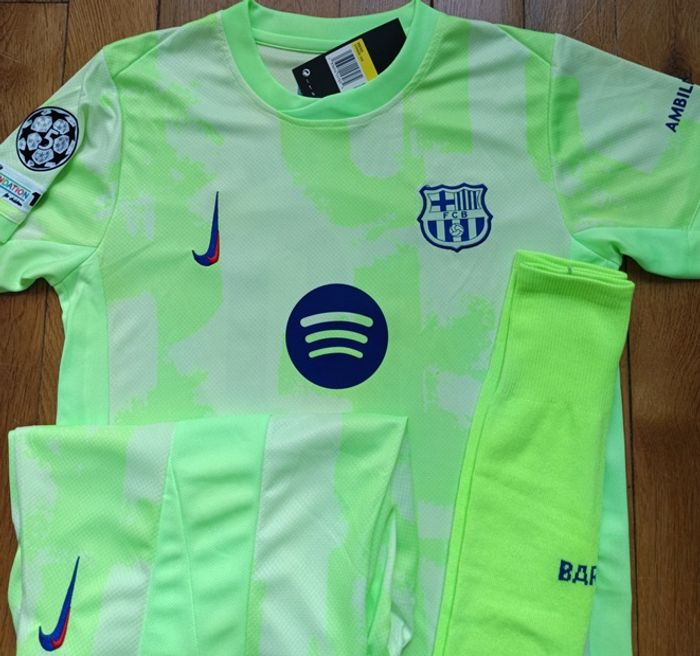 KIT FOOTBALL ENFANT taille 8 ans Maillot BARCELONE vert Away (-2025-patchs-) - photo numéro 2