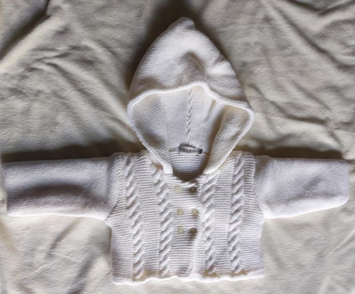 Gilet blanc à capuche 3 mous "Boîte à Malice"