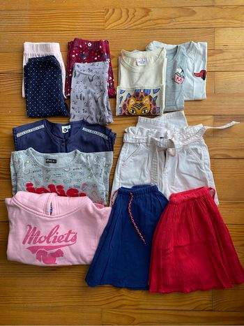 Lot de 13 vêtements - taille 04 ans