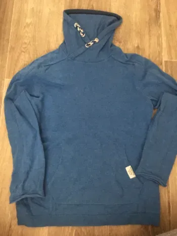 Pull avec un col et une poche bleu 9/10 ans