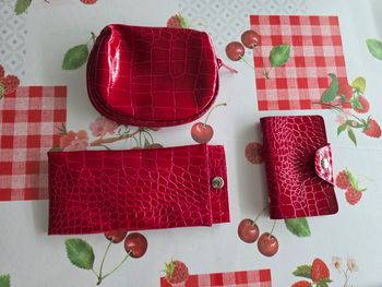 ENSEMBLE PORTE CARTES (12) UN PORTE MONNAIE ET UN ÉTUI POUR  LUNETTES NEUF COULEUR ROUGE FONCER MARQUE FRANÇOISE SAGET