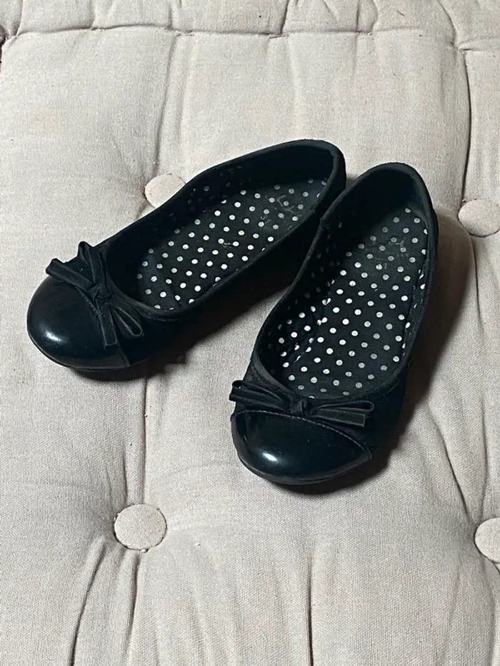 Petites chaussures d’été noires