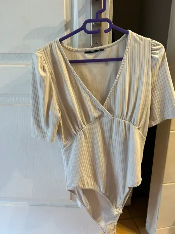 body à épaulettes