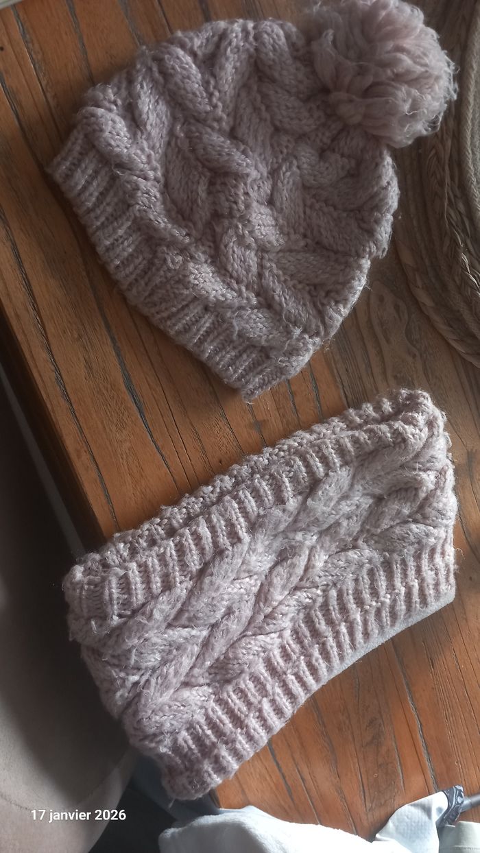 Ensemble 2 pièces bonnet cache cou beige 6/8ans bon état