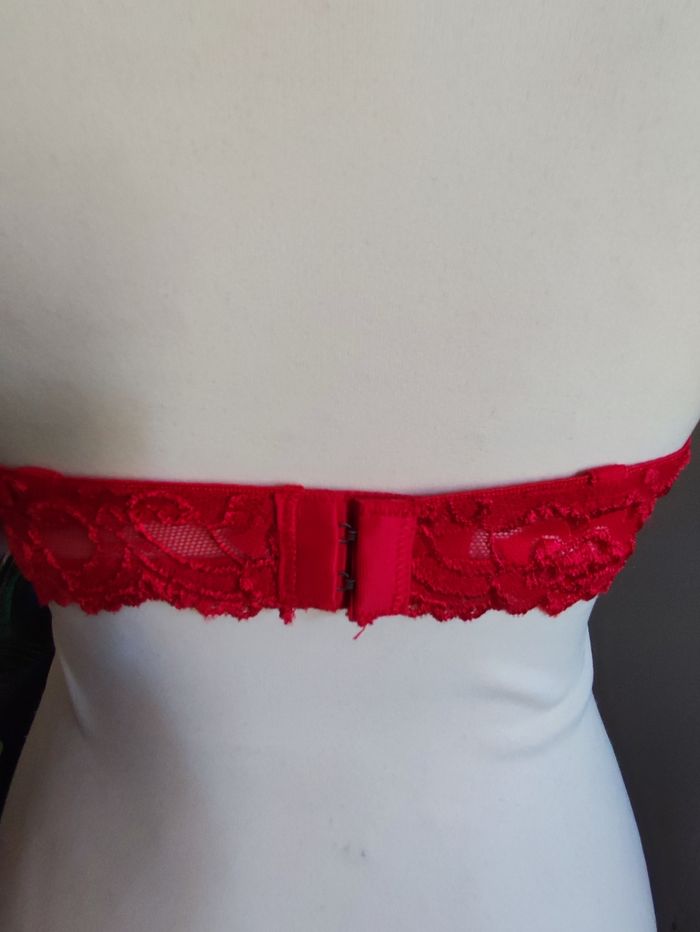 Soutien Gorge Rouge 85C (sans les bretelles). - photo numéro 3