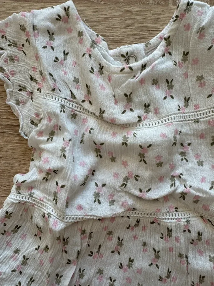Robe blanche à motifs rose et vert 12 mois TBE - photo numéro 3