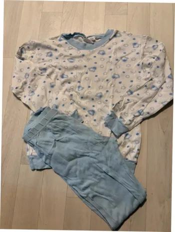 Pyjama léger blanc et bleu 8 ans très bon etat