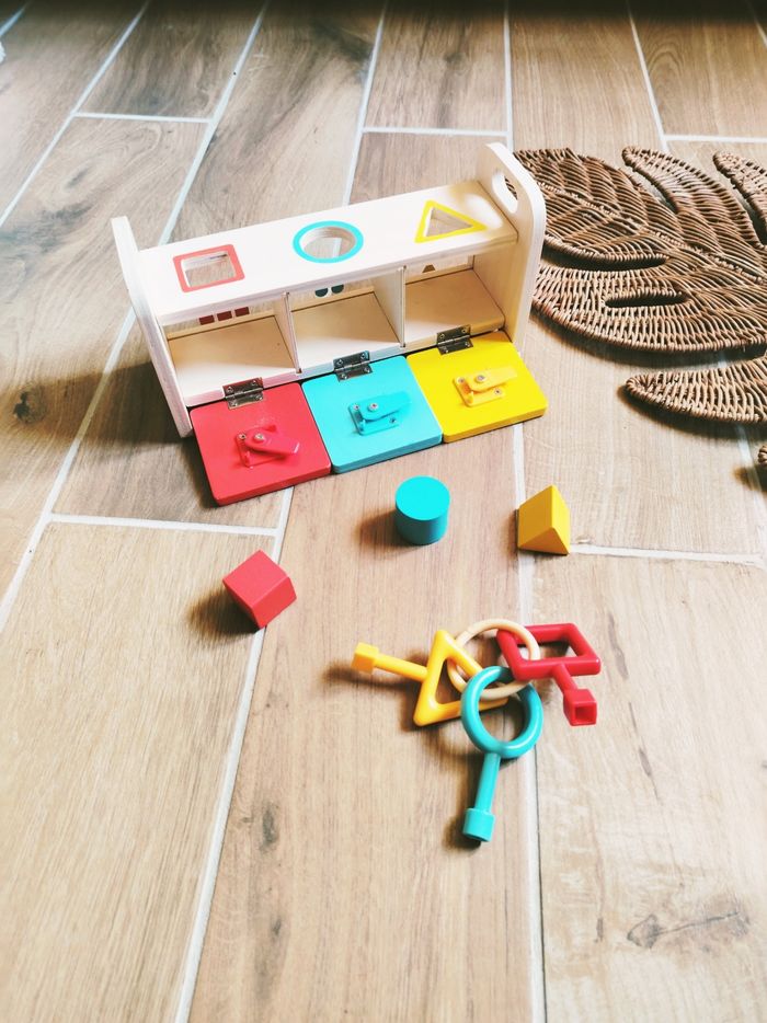 🔑Jeu 2 en 1 La boîte à clés avec formes à encastrer en bois marque Janod