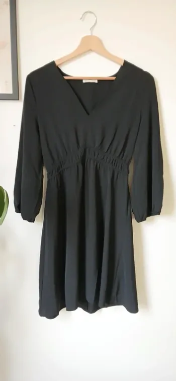 Robe noire manches longues col en V