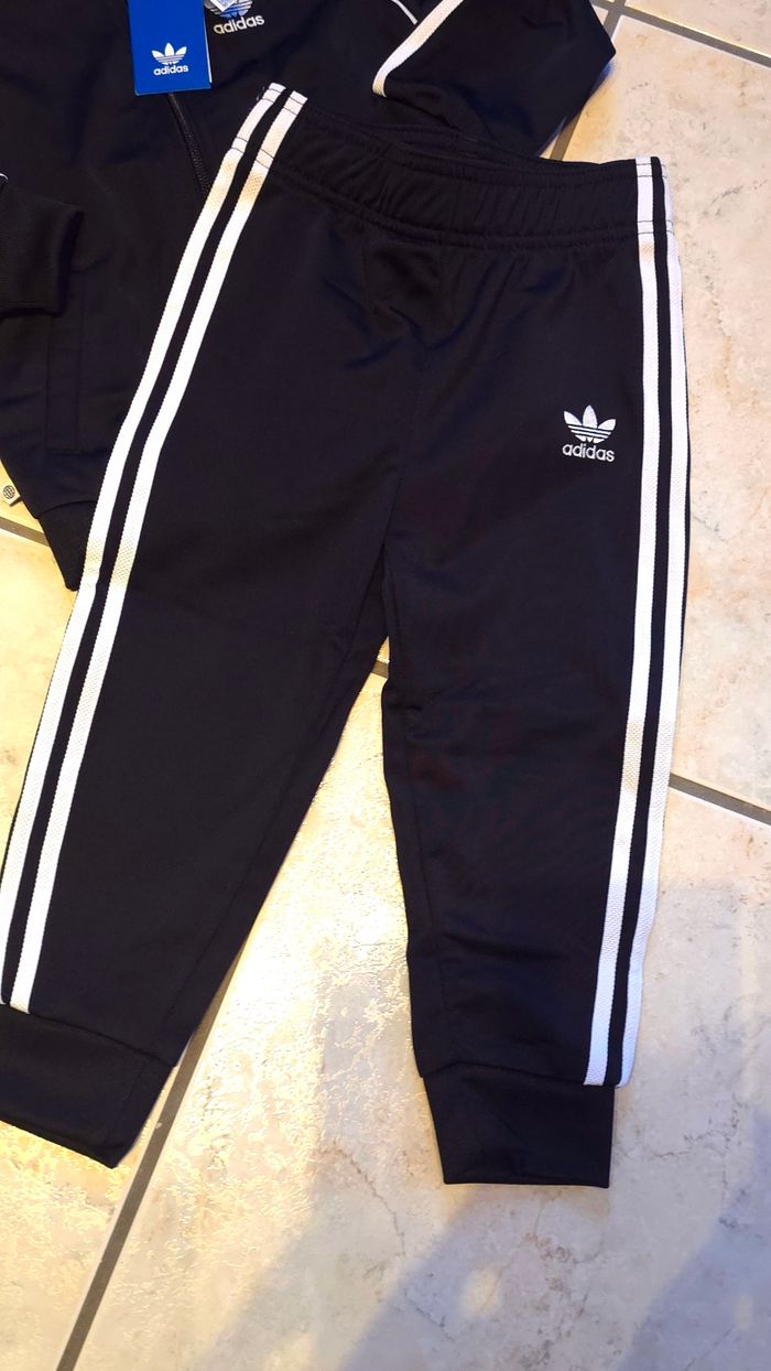(Neuf non porté) 🏷🤩🥰 superbe survetement ADIDAS unisex 3 ans 🥰🤩 - photo numéro 3