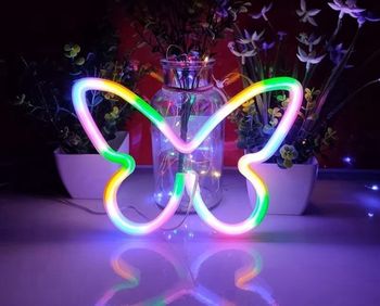 Neon papillon tendance 2026 décoration