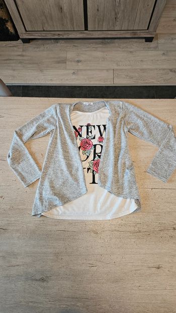 Gilet gris à manches longues, avec blouse  blanche, Miss Liberto  14 ans
