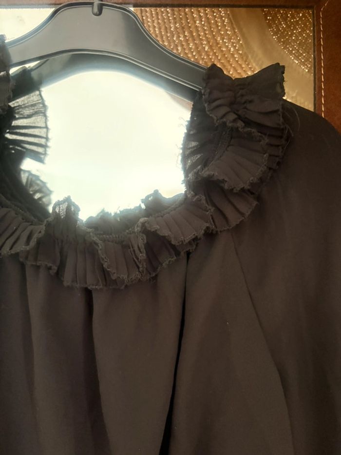 Jolie blouse noire avec manches en mousseline - photo numéro 2