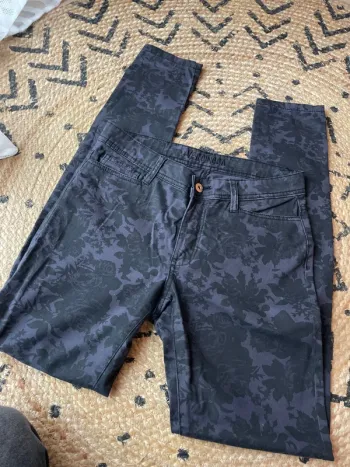 Pantalon skinny noir impression fleurs