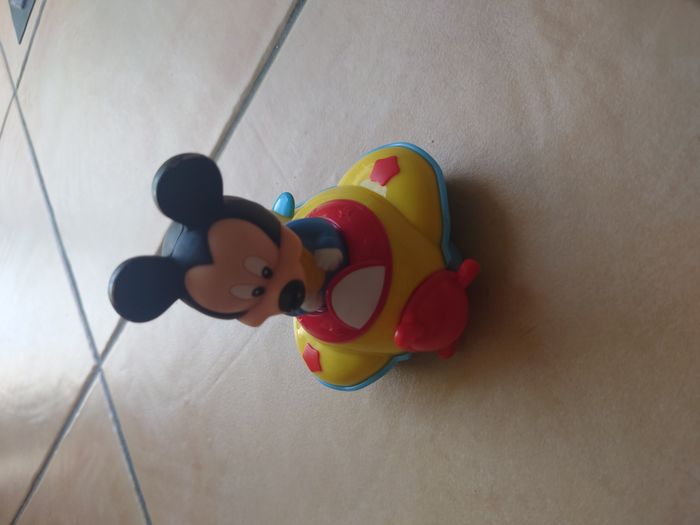 Mickey dans son avion