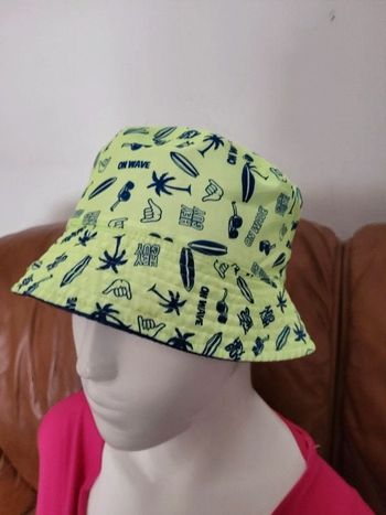 bob réversible, bleu et d'un coté vert anis "hey guy" on wave, t 54 , taille 10 a 12 ans