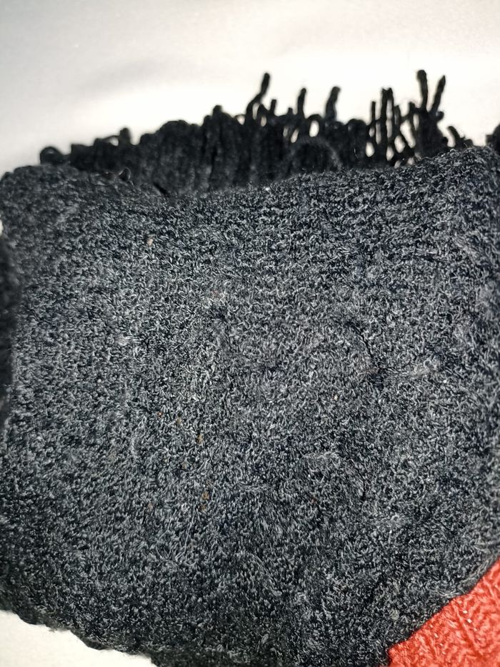 Écharpe Noire Élégante - Le Détail Chic pour Vos Tenues ! - photo numéro 4