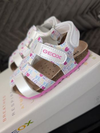 Sandales d'été fille. Taille 21. Neuf . Semelle intérieure en cuir.