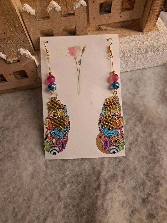 Boucles d'oreilles pendante plumes multicolore avec breloques doré - photo numéro 4