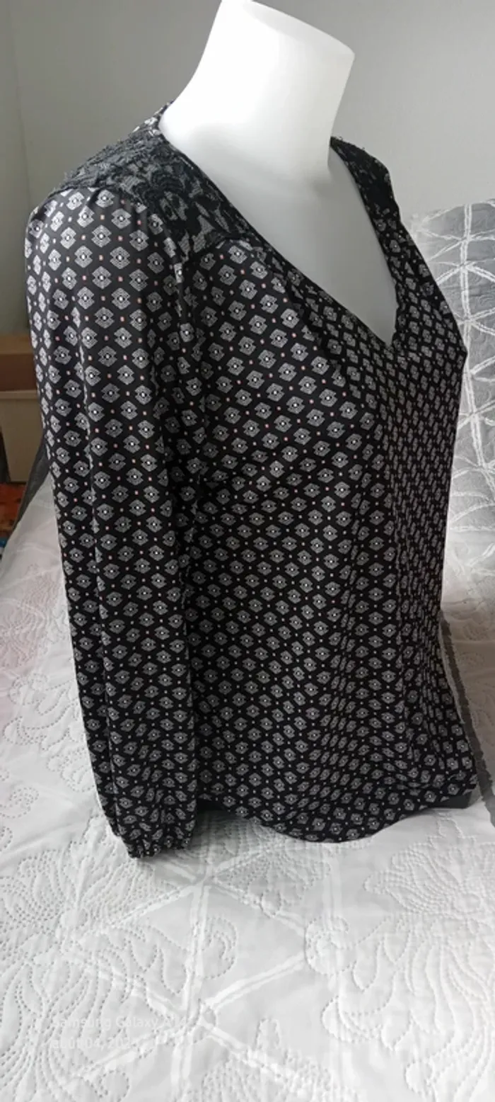 Blouse fluide col en V avec dentelle évasé imprimé géométrique et points noir femme 38 cache cache - photo numéro 4