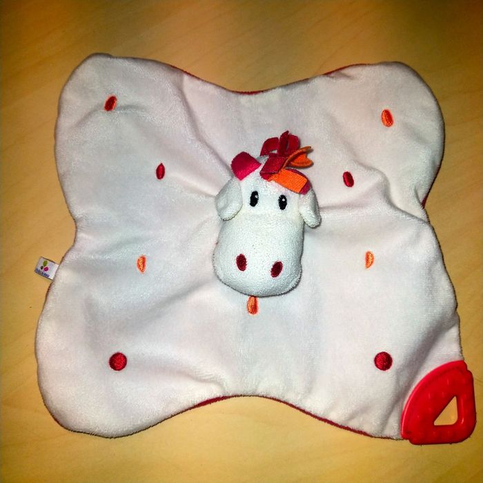 Doudou Vache plate blanche et rouge anneau pour dents p'tit bisou Aubert