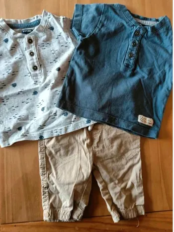 Ensemble  de  2  t-shirts  et un  pantalon