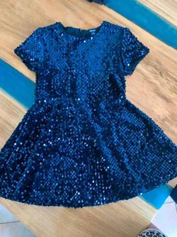 Jolie robe bleu paillettes à sequins bleu marine taille 4 ans kiabi