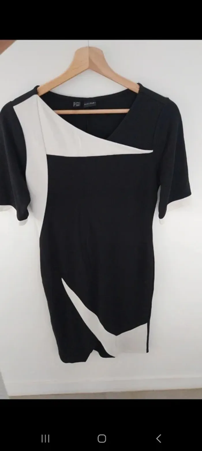 Robe noire et blanche
