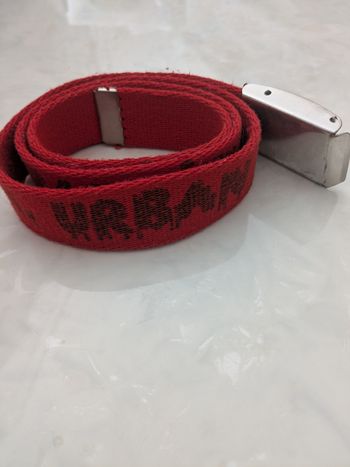Ceinture rouge ajustable pour enfants.