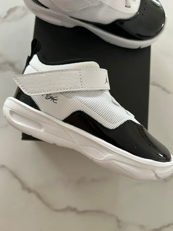 Basket Jordan taille 25 - photo numéro 2