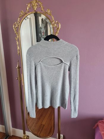 Pull gris col haut décolleté