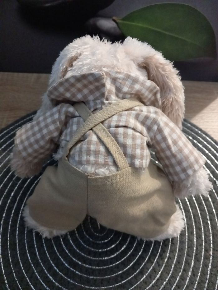 Peluche lapin avec sa salopette Louise Mansen 22cm - photo numéro 4