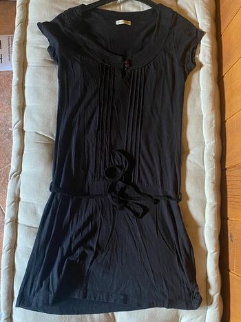 Robe noire avec ceinture
