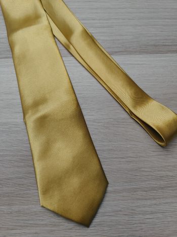Cravate dorée moutarde 