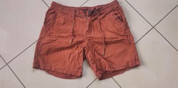 Short homme manque bouton